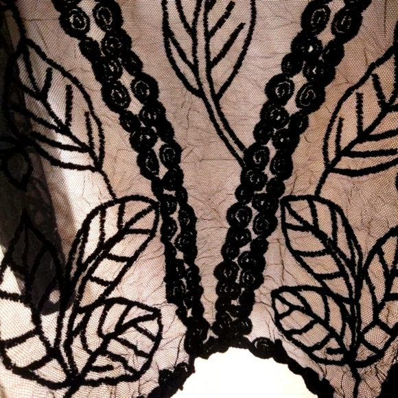 Capri black leaf design lace Size M - Picture 5 of 11